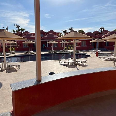Pickalbatros Laguna Club Resort Sharm El Sheikh Bagian luar foto The pool at the hotel