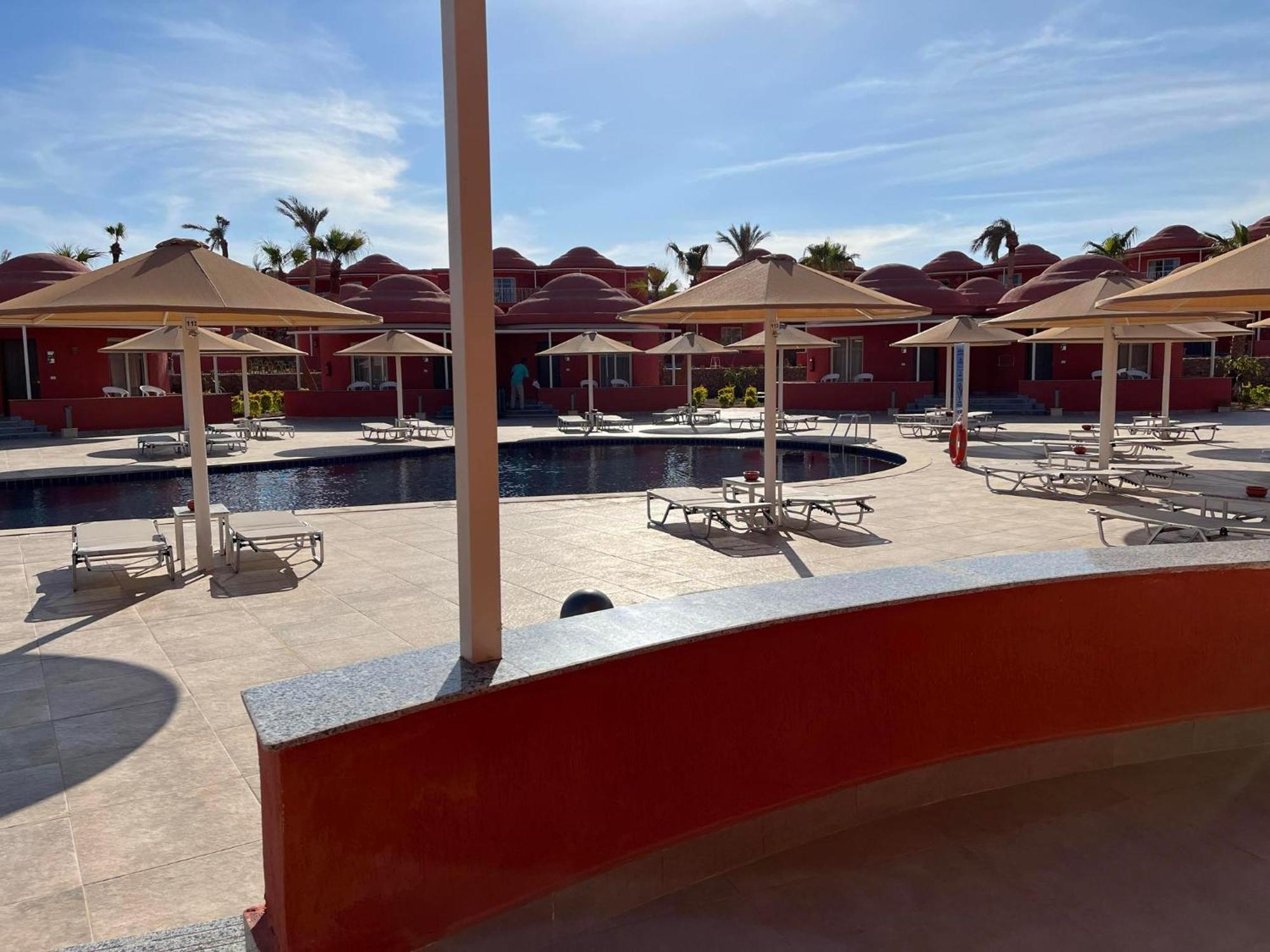 Pickalbatros Laguna Club Resort Sharm El Sheikh Bagian luar foto The pool at the hotel